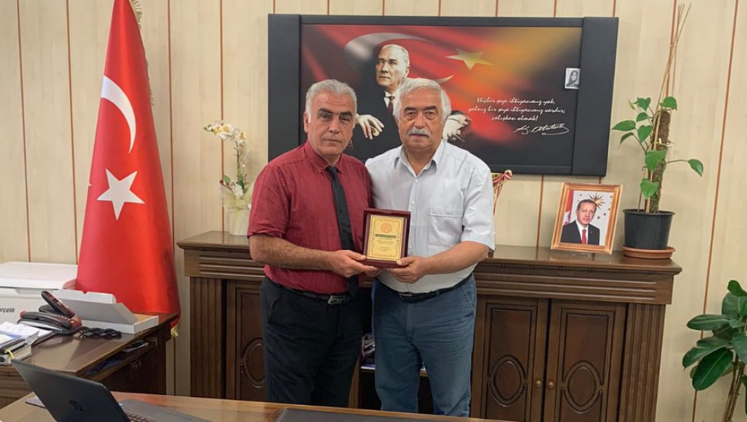 İlçe MEM İdirs Makineci, Emekliliğe Ayrılan 75. Yıl Cumhuriyet İlkokulu Müdürü Rahmi Namalır'a plaket takdim etti.