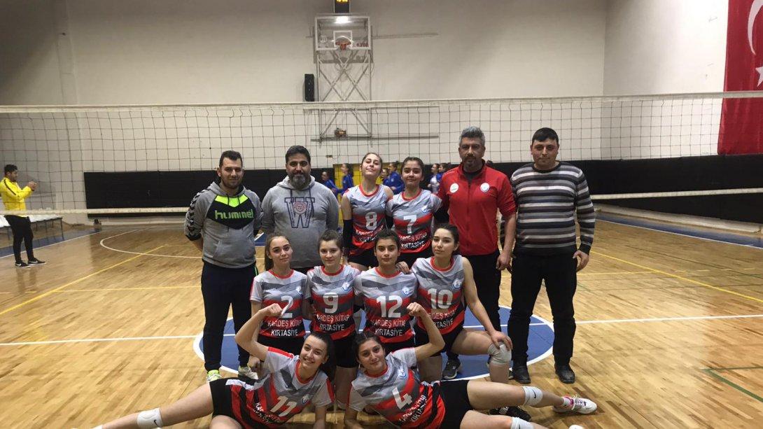 Cumhuriyet Anadolu lisesi kız voleybol takımı yarı finalde.