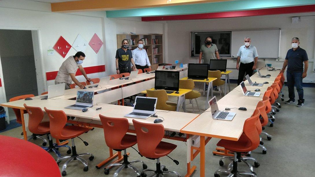 Şehit Öğretmen Şenay Aybüke Yalçın Ortaokulu'na Kocaeli Büyükşehir Belediyesi tarafından Robotik Kodlama Sınıfı oluşturuldu.