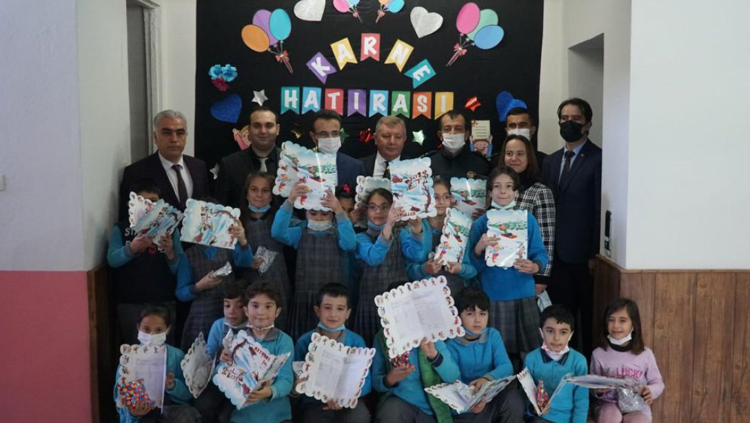 2021-2022 Eğitim Öğretim Yılı birinci dönem karne töreni Osmancık Kaymakamımız ve Belediye Başkanımızın da katılımıyla Koyunbaba İlkokulunda yapıldı.