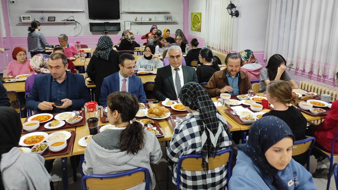 Kaymakamımız sayın Ayhan Akpay Ömer Derindere Fen Lisesi pansiyonunda öğrencilerle bir araya gelerek iftar açtı, öğrencilerle sohbet etti. 